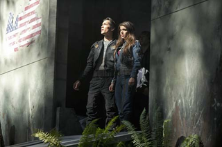 Illustration for article titled First Official Pics of Tomorrow People, The 100 and Star-Crossed!